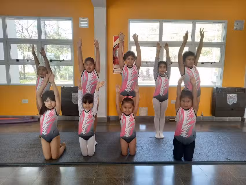 ESCUELA DE GIMNASIA ART&Iacute;STICA UNJU