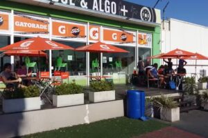 URBAN SPORT – Complejo de canchas de futbol 5 & 8 con Cesped y PADEL Vidrio y Cesped, con Bar y Vestuarios.